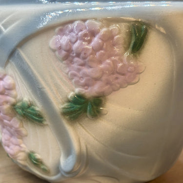 Cachepot / Bloempot - blindmerk 1615 - Art Nouveau décor uitgevoerd in reliëf met lila seringen en groen/blauw