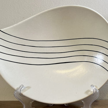 Fruitschaal / Traanschotel - ongemerkt maar Petrus Regout - naar ontwerp Wim Visser - handpainted, genummerd 125.ZA