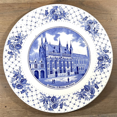 Teller / Zierteller - Boch - Rand: PAQUERETTE und Touristenlandschaften in Blau - Bild von BRUGES-L'Hotel de Ville