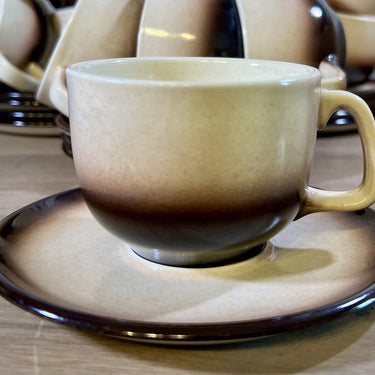 Tasse und Untertasse - Boch - Dekor SIERRA (Steinzeug?) in creme mit braunem Rand - Form MENUET