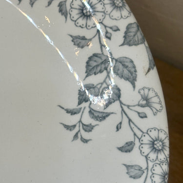 Tazza / Presenteerschaal - op hoge voet - Societe Ceramique Maestricht - décor BOMBAY uitgevoerd in grijs