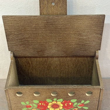 Uienbak / Knoflookbak - EMSA - uitgevoerd in kunststof, bruin gekleurd met gele en rode bloemen