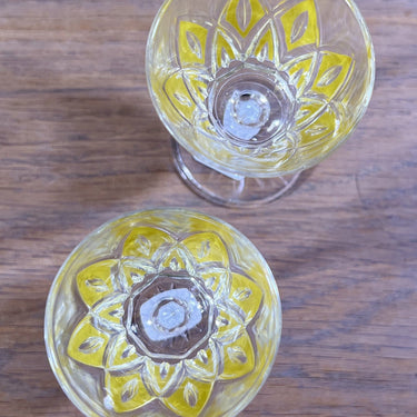 Glas / Likörglas auf Fuß - VMC Reims (Verreries Mècaniques Champenoises) - Harlekin in Gelb