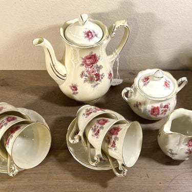 Mokkaservice bestehend aus Mokka-/Kaffeekanne, Zuckerdose, Milchkännchen und 6 Tassen mit Untertassen