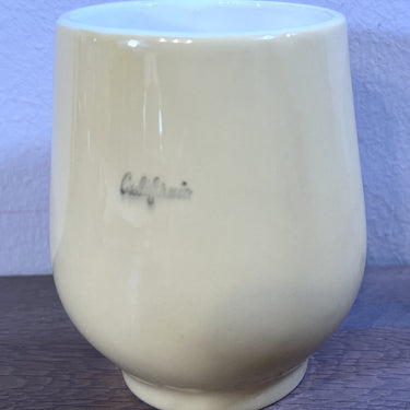 Melkbeker / Soepbeker - zgn. bolle buik beker - Sphinx Regout - okergeel pastel