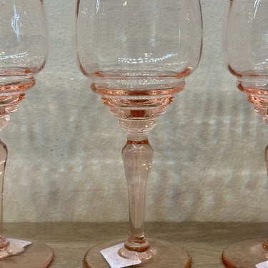 Glas auf Fuß - rosa gefärbt mit Facette und 4 Ausbuchtungen unter der Schale