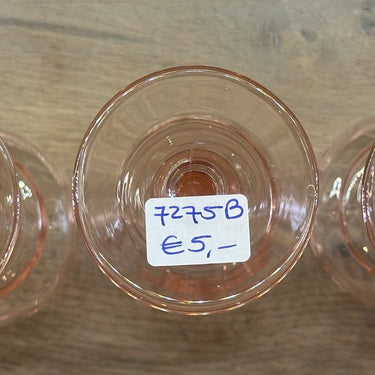 Glas auf Fuß - rosa gefärbt mit Facette und 4 Ausbuchtungen unter der Schale