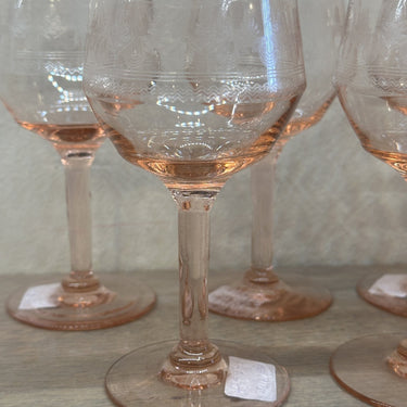 Glas auf Fuß - rosa gefärbt mit Arbeit im Glas