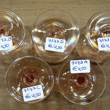 Glas auf Fuß - rosa gefärbt mit Arbeit im Glas