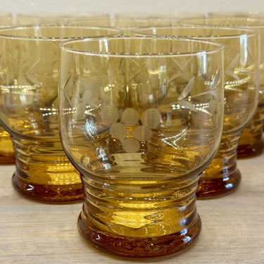 Weinglas / Wasserglas - braun gefärbt mit geätzter Figur