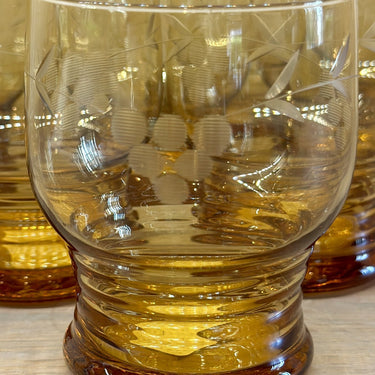 Weinglas / Wasserglas - braun gefärbt mit geätzter Figur