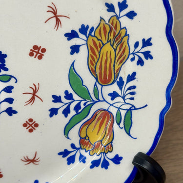 Teller / Zierteller - Boch - Dekor aus orange/roten Tulpen mit blau/grünem und rot-blauem gewelltem Feilenrand