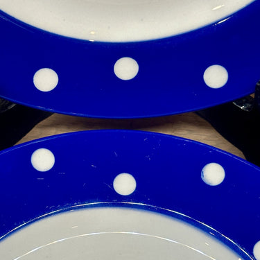 Frühstücksteller / Dessertteller - Boch - Dekor mit PASTILLES/DOTS in weiß auf tiefblauem/royalblauem Rand