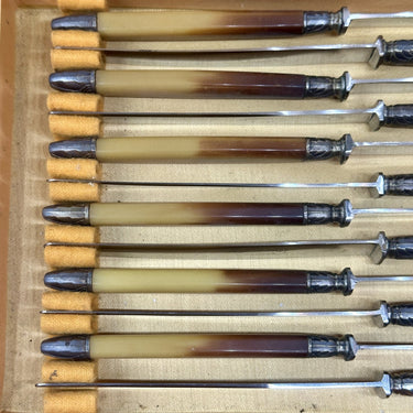 Ca. 12x Obstmesser / Buttermesser in brauner Box - Antirouille Dèposé Inoxidable - Knochengriff mit versilberter Spitze