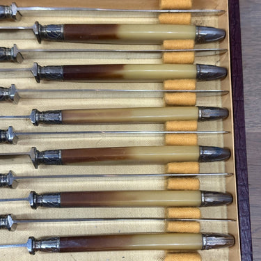 Ca. 12x Obstmesser / Buttermesser in brauner Box - Antirouille Dèposé Inoxidable - Knochengriff mit versilberter Spitze