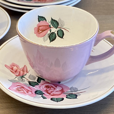 Kop en schotel - ongemerkt - pastelroze met roze rozen en goudkleurige accenten