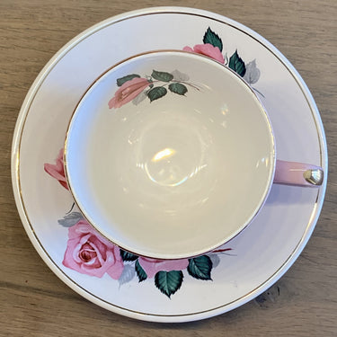 Kop en schotel - ongemerkt - pastelroze met roze rozen en goudkleurige accenten