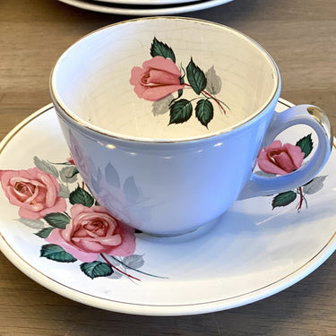 Kop en schotel - ongemerkt - pastelblauw met roze rozen en goudkleurige accenten