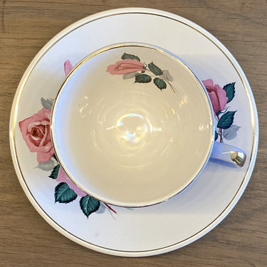 Kop en schotel - ongemerkt - pastelblauw met roze rozen en goudkleurige accenten