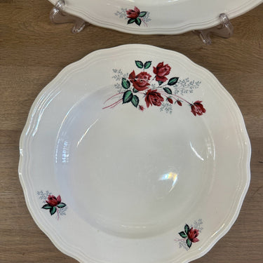 Tiefer Teller / Suppenteller / Pastateller - Boch - Dekor mit weinroten Rosen und geschwungenem Rand