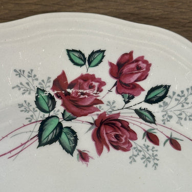 Tiefer Teller / Suppenteller / Pastateller - Boch - Dekor mit weinroten Rosen und geschwungenem Rand