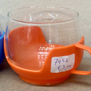 Teeglas in orangefarbenem Kunststoffhalter - ungemarkt - 1970er Jahre