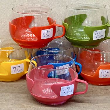 Teeglas in orangefarbenem Kunststoffhalter - ungemarkt - 1970er Jahre