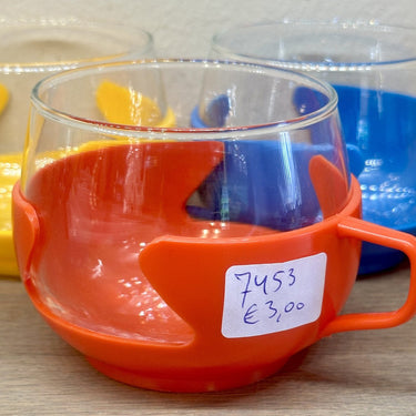 Teeglas in rot gefärbtem Kunststoffhalter - ungemarkt - 1970er Jahre