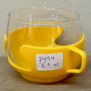 Teeglas in gelb gefärbtem Kunststoffhalter - ungemarkt - 1970er Jahre