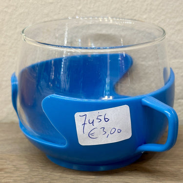 Teeglas in hellblauem Kunststoffhalter - ungemarkt - 1970er Jahre