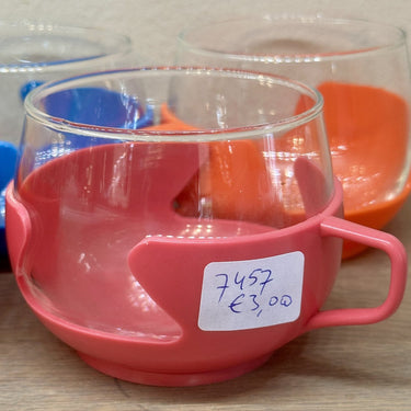 Teeglas in rosafarbenem Kunststoffhalter - ungemarkt - 1970er Jahre
