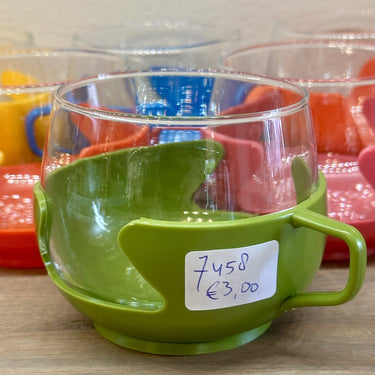 Teeglas in grün gefärbtem Kunststoffhalter - ungemarkt - 1970er Jahre