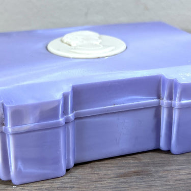 Schachtel mit Originalseifen - Vintage-Frühplastik - cremefarbene Kamee mit Frauenkopf in Fliederfarbe