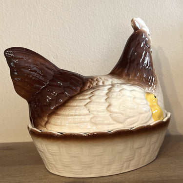Egg Hen / Eierschaal - ongemerkt - uitgevoerd in crème/bruin/geel keramiek met een kuikentje