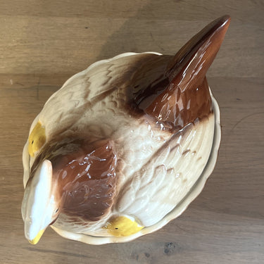 Egg Hen / Eierschaal - ongemerkt - uitgevoerd in crème/bruin/geel keramiek met een kuikentje