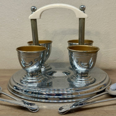 Eierrek / Eierhouder - gemaakt in chrome met early plastic handgreep