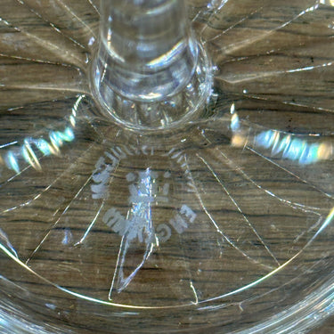 Ringständer - unleserlich gekennzeichnet mit ? und England - aus geschliffenem Kristallglas mit hohem Mittelteil