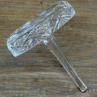 Ringständer - unleserlich gekennzeichnet mit ? und England - aus geschliffenem Kristallglas mit hohem Mittelteil