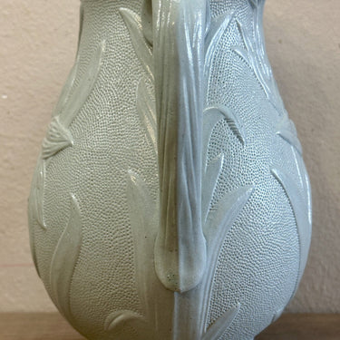 Kannetje / Wijnkannetje - ongemerkt - décor van een bloem (lelie) in reliëf
