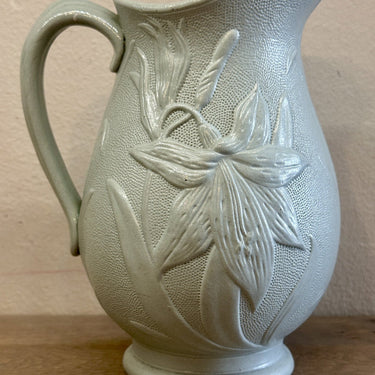 Kannetje / Wijnkannetje - ongemerkt - décor van een bloem (lelie) in reliëf