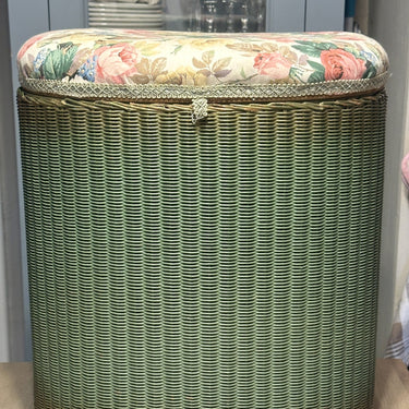 Wasmand / Laundry Basket - Lloyd Loom - uitgevoerd in groen - deksel met rozenstoffering