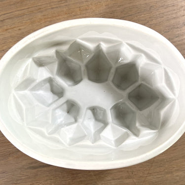 Puddingvorm - groot wit porseleinen model met hoekig motief verwerkt in bodem