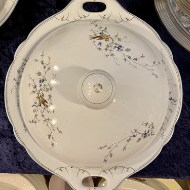 Vegetable bowl on low foot - with lid - scalloped edge - Petrus Regout - model Julia - decor VOGELZANG