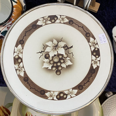 Taartschaal op hoge chromen voet en met metalen rand - kleiner model - spuitdécor van bruine druiven en wijnranken