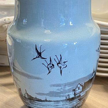 Cachepot / Vase / Ompot - höheres Modell grün-blau/grün glasiert mit schwarzem Dekor einer Küstenstadt - Sarreguemines