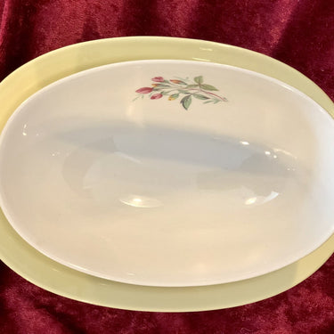 Gravy boat / sauce boat - Petrus Regout - model DESIREE - pastel yellow with DAHLIA decor