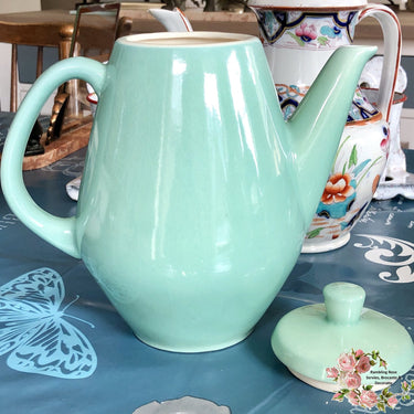 Koffiepot – met bolle buik – pastelgroen (donkerder) – gemerkt, maar merk niet bekend.