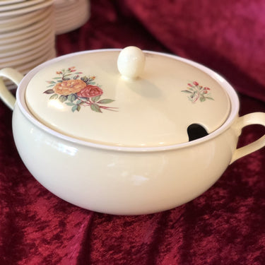 Terrine / soup tureen - higher model - Petrus Regout - model DESIREE - pastel yellow with DAHLIA decor