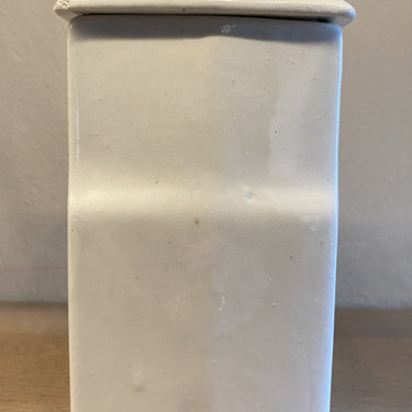 Voorraadpot - model JUTTA (verder niet gemerkt) - Art Deco décor van blauwe figuren - met opdruk RIZ