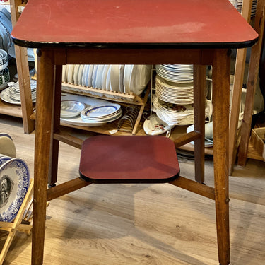 Fernsehtisch / Beistelltisch auf Rollen - Holzbeine - dunkelrote (Kunstleder) Platte und extra Stauraum an der Unterseite